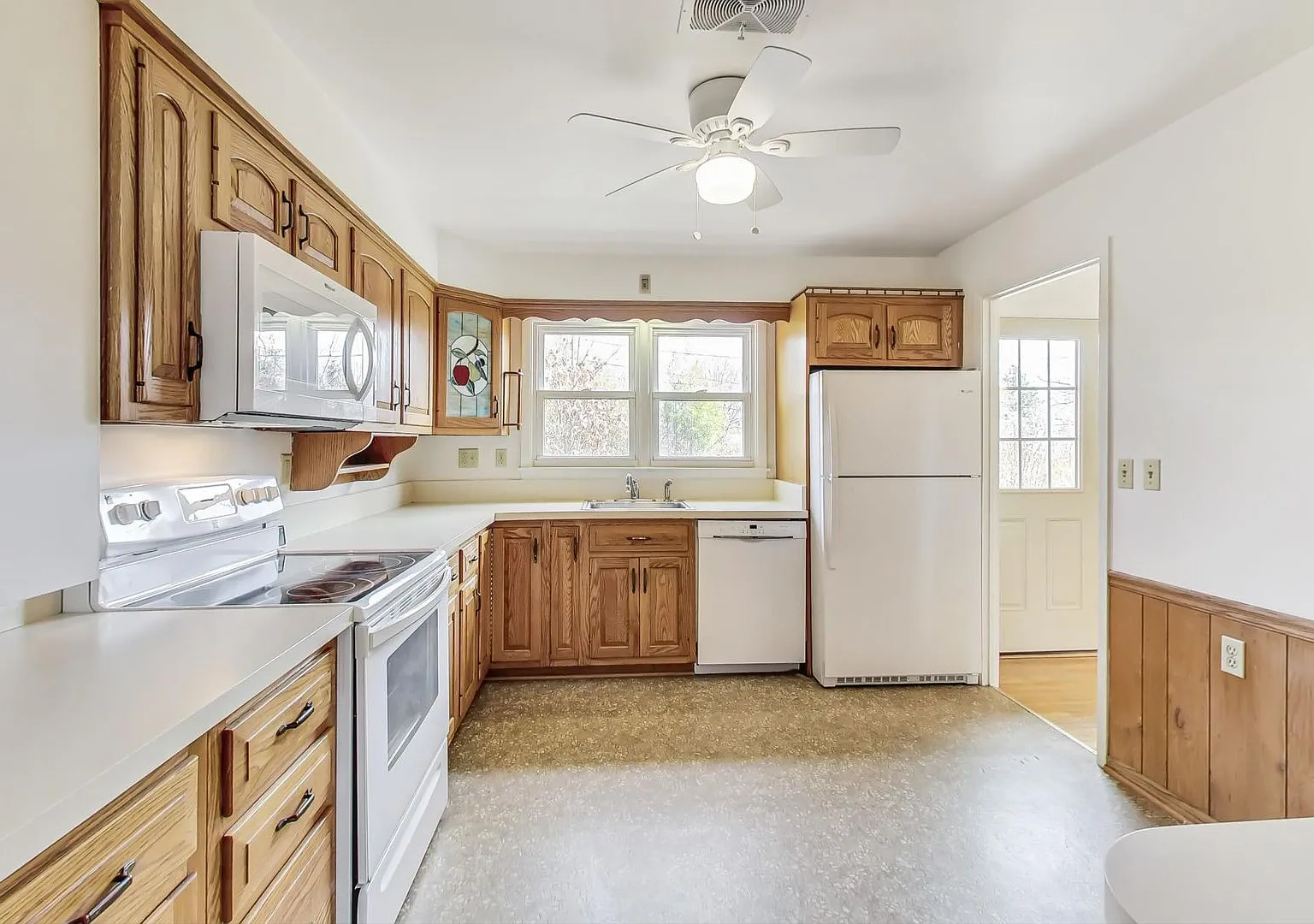Fantastic in Frederick! Spacious 4 level Split -- 4 beds + 1 Full and 2 half baths — Photo 2