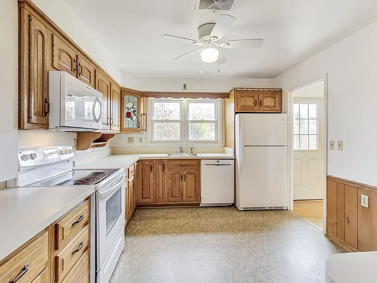 1208 Pinewood Dr — Photo 2