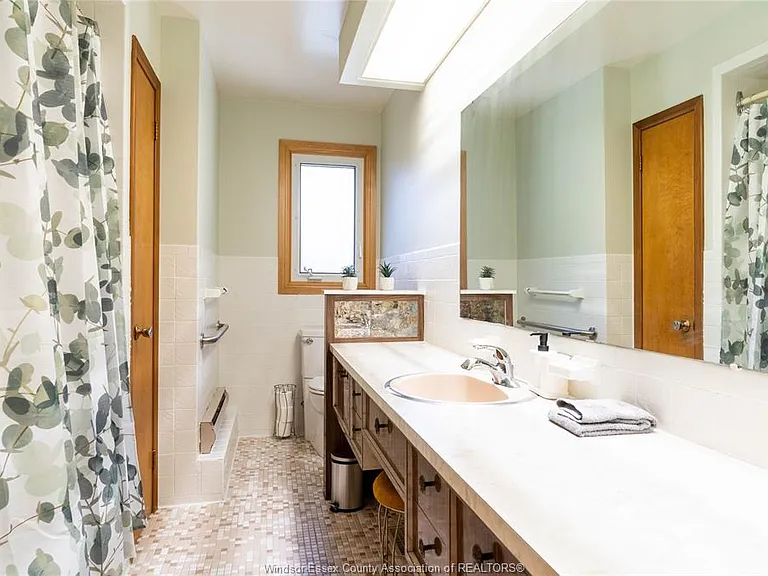 760 Wallace Ave — Photo 16