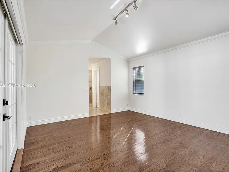 658 Stanton Dr — Photo 32