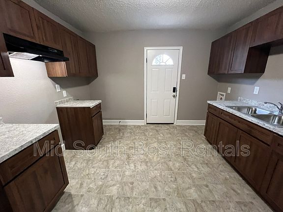 3rd image of 818 E Waldorf Ave