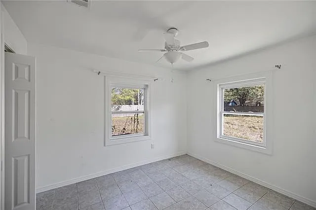 112 N Scanlan St — Photo 9