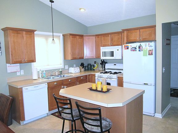 3rd image of 523 Clearwood Dr SE