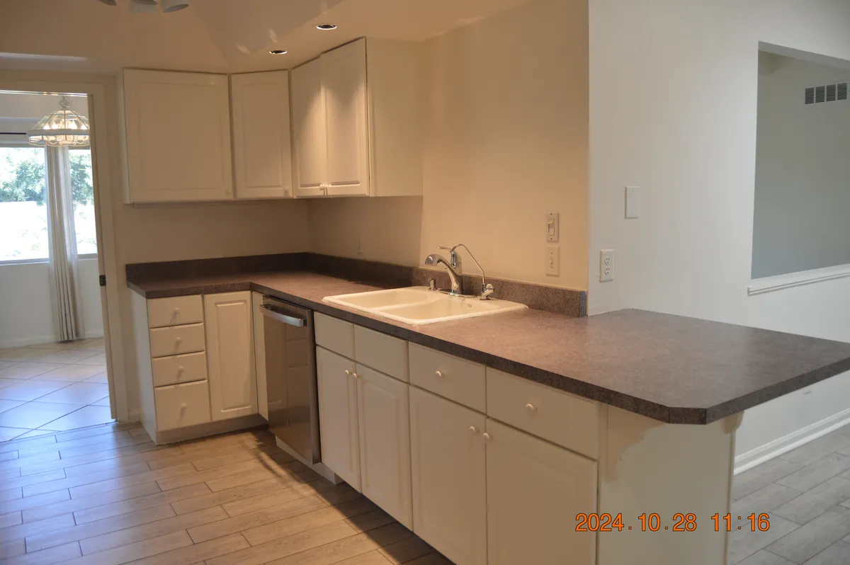 Kitchen - new range/oven; new dishwasher. - 5140 N 76th Pl