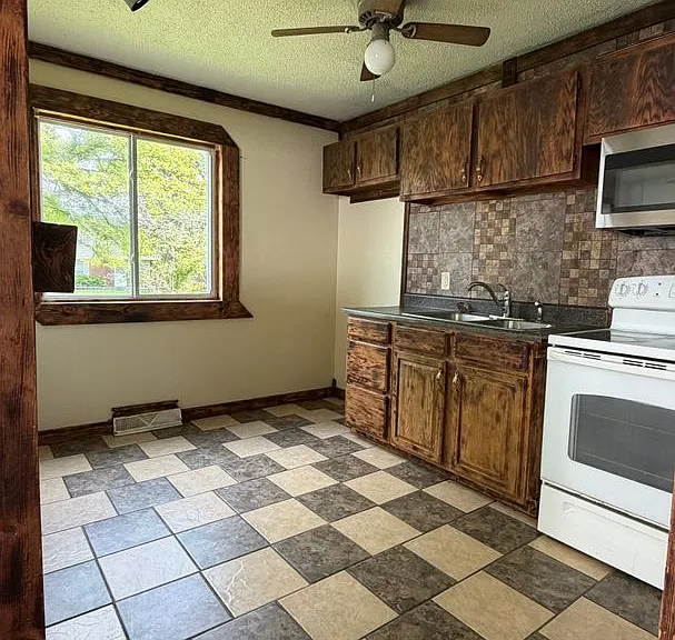 1112 Bronson Ave — Photo 13