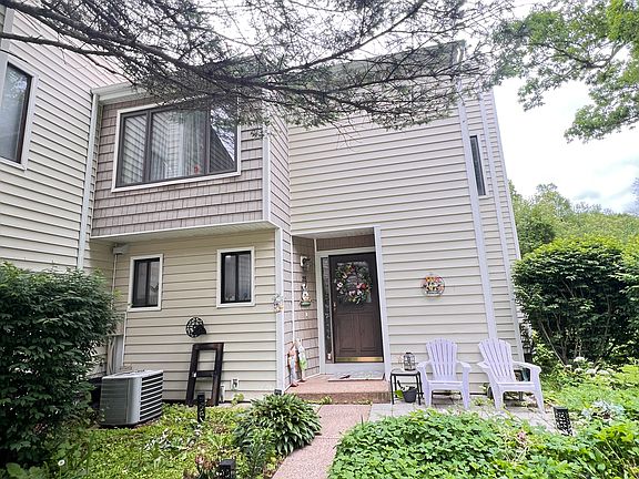 3rd image of 28 Currier Way Unit 28