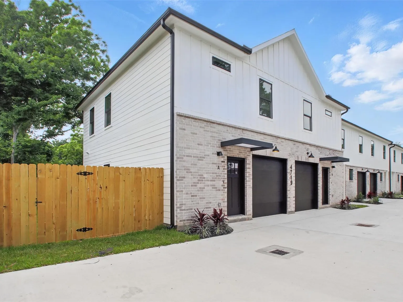 2 bed, 2.5 bath, 1320 sqft, $1,650 — Photo 2