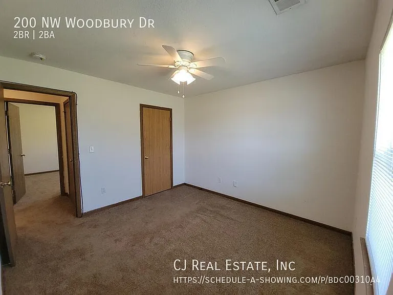 200 NW Woodbury Dr — Photo 9