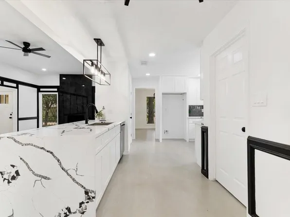 3815 Plum Hollow Dr, Houston, TX 77059