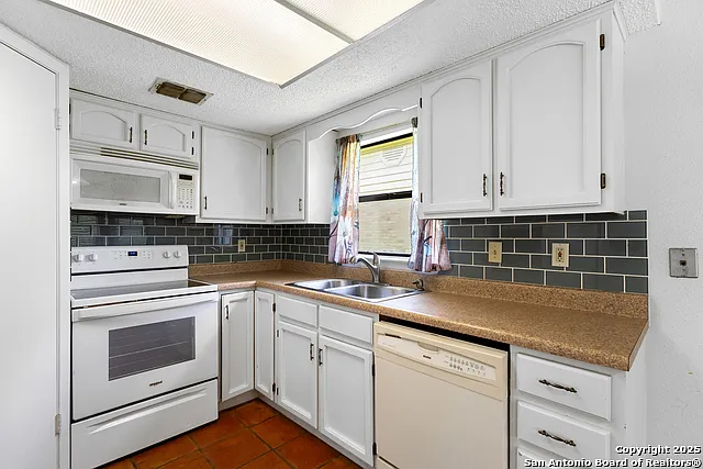 6726 Country Field Dr — Photo 10
