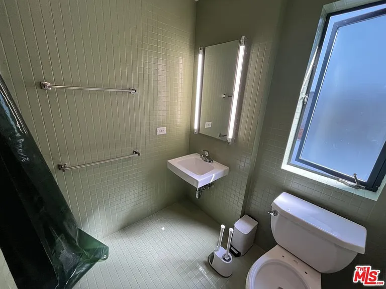320 Indiana Ave #B — Photo 20