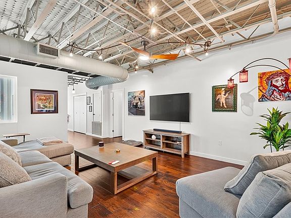 2nd image of 901 N Upper Broadway St APT 605