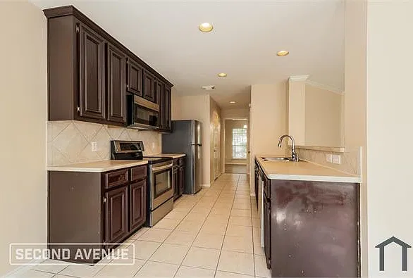 5 bed, 2432 sqft, $3,109 — Photo 2
