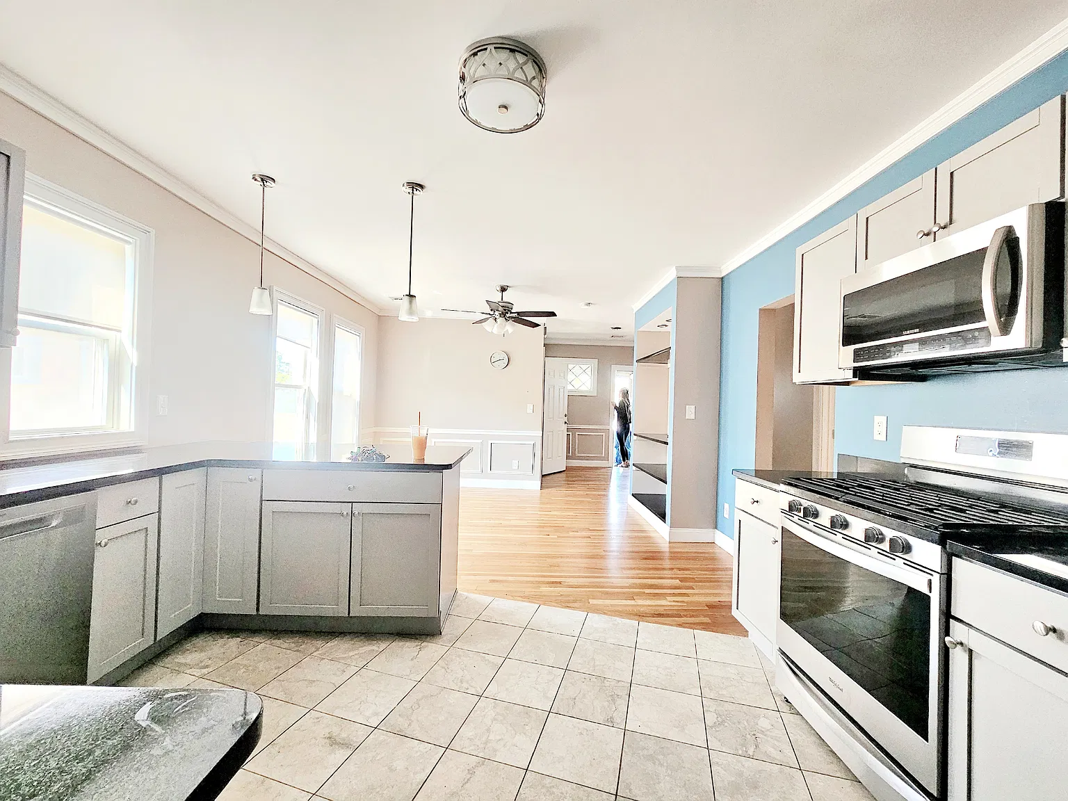 3 bed, 1400 sqft, $3,750 — Photo 2