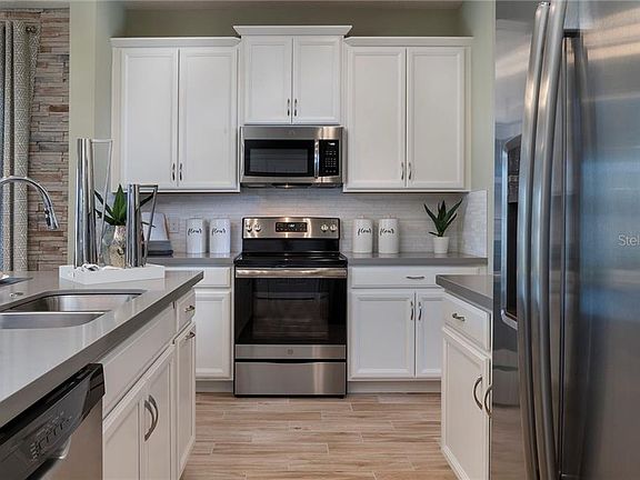 5th image of 581 Sardinia Cir