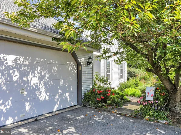 401 Friendship Dr, Fleetwood, PA 19522