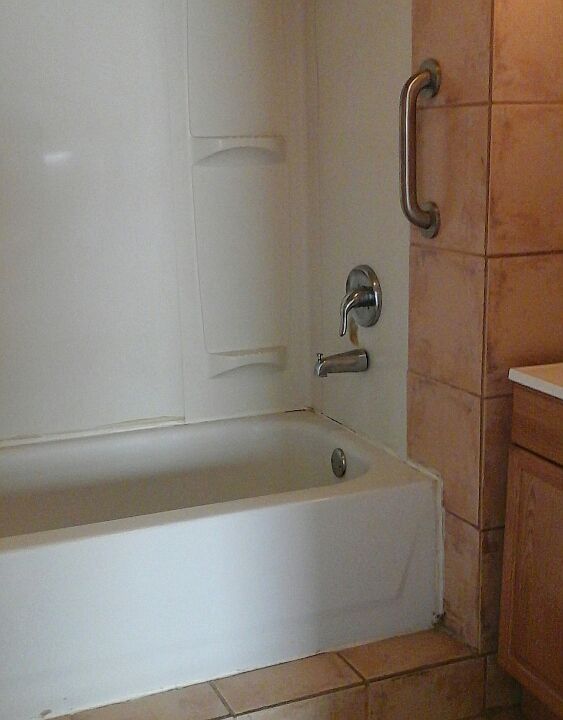 2nd image of 301 E 9th St APT 2