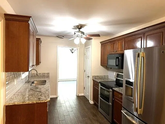 4 bed, 2.5 bath, 2670 sqft, $2,600 — Photo 2