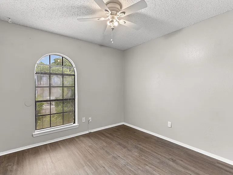 228 Laredo Dr — Photo 11