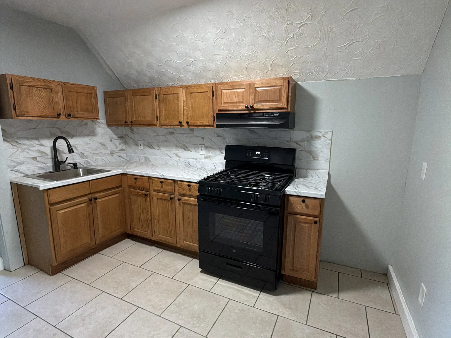 3 bed, 982 sqft, $1,800 — Photo 1