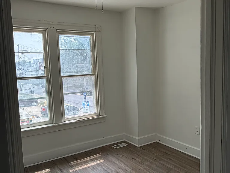 812 Salem Ave — Photo 9
