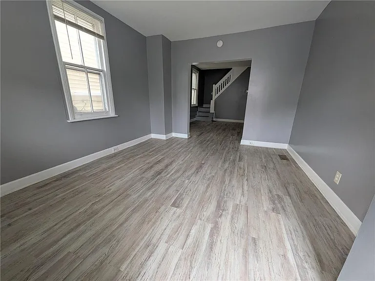 329 E Broad St — Photo 2