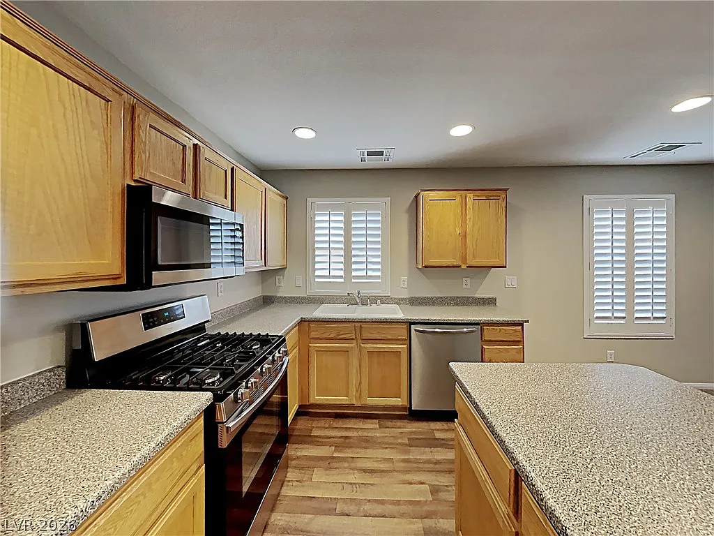 3 bed, 3.0 bath, 1404 sqft, $2,000 — Photo 3