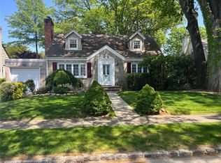 20 Redwood Rd, New Hyde Park, NY 11040