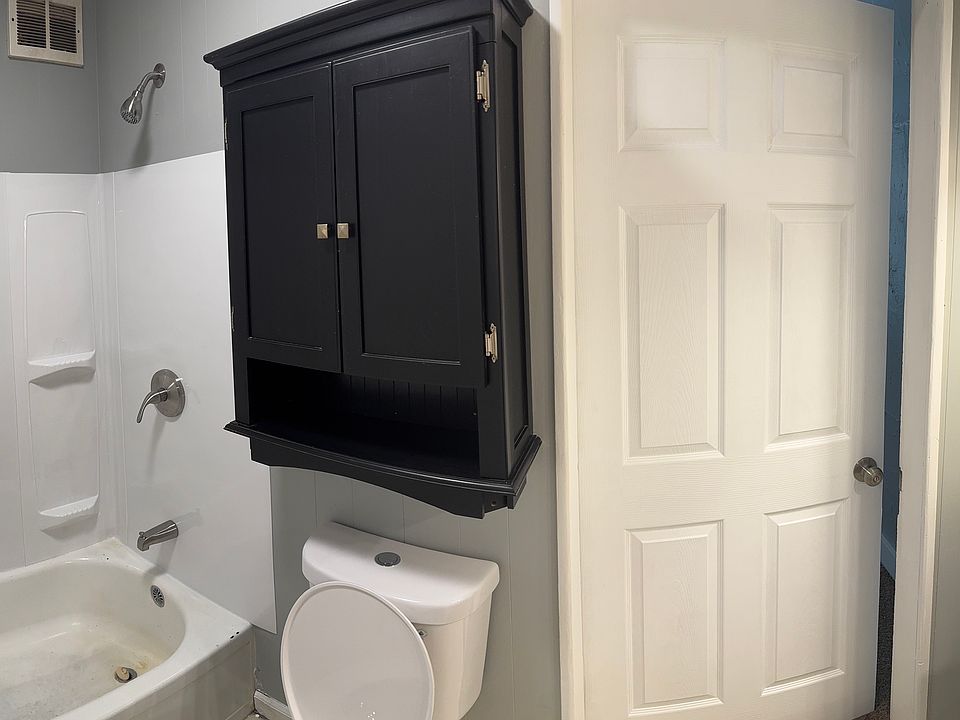 2nd image of 752 Maple St APT B