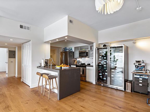 3rd image of 7135 Hollywood Blvd APT 906