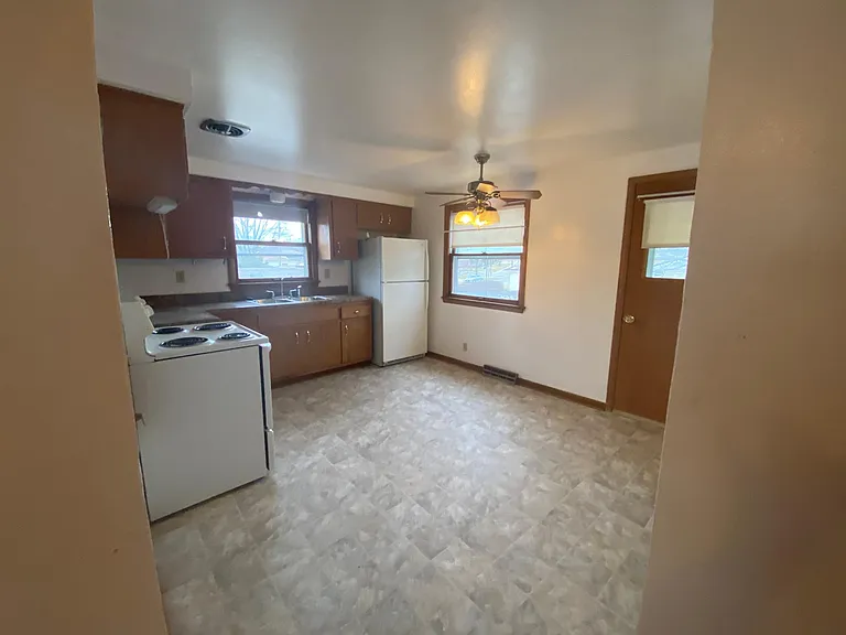 9807 W Lisbon Ave — Photo 6
