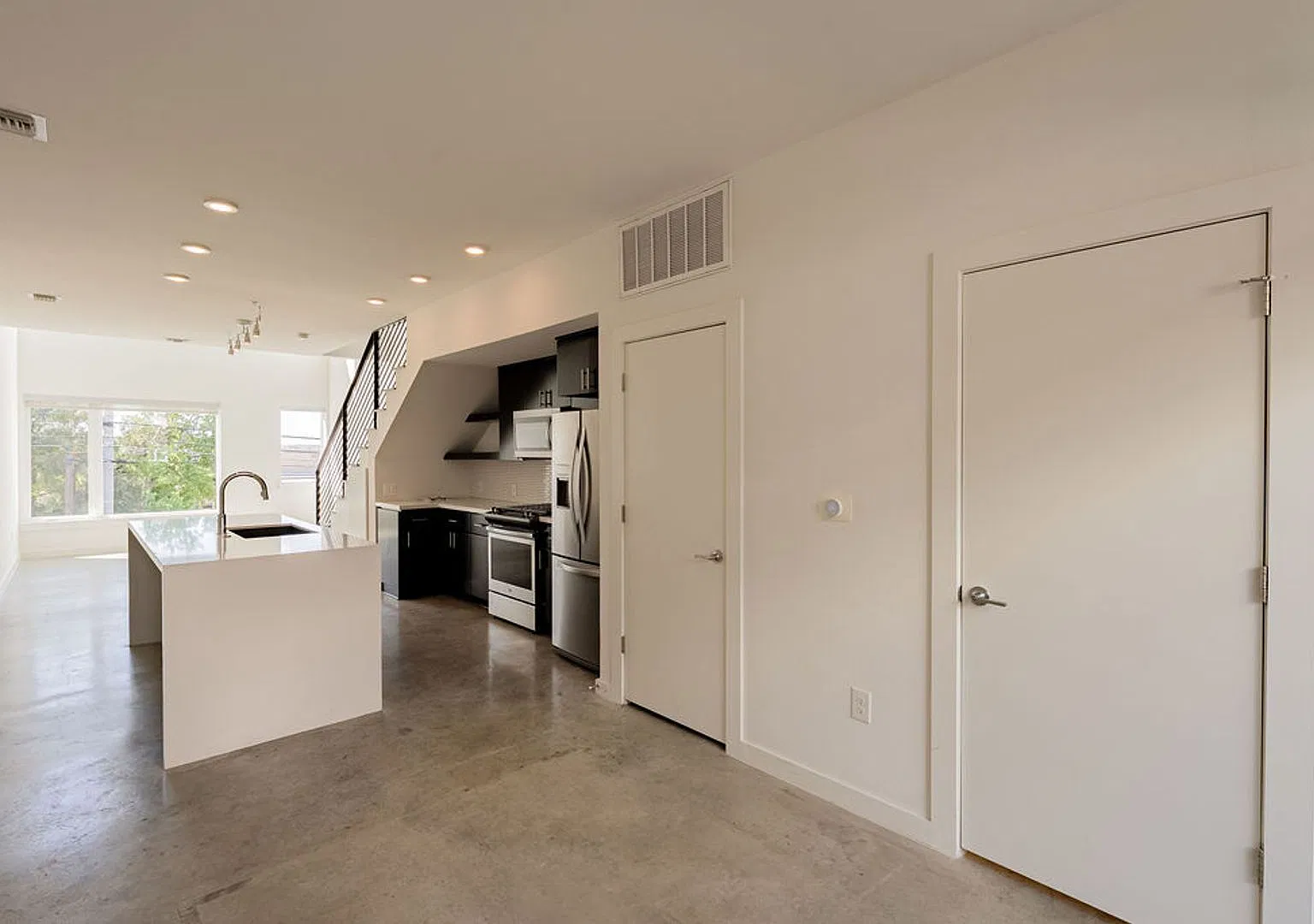 Beautiful 1 bedroom, 1.5 bathroom home in Central East Austin! — Photo 4