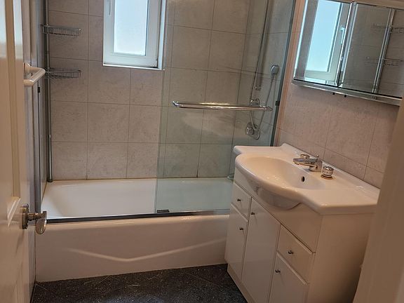 Beautiful bathroom w/window