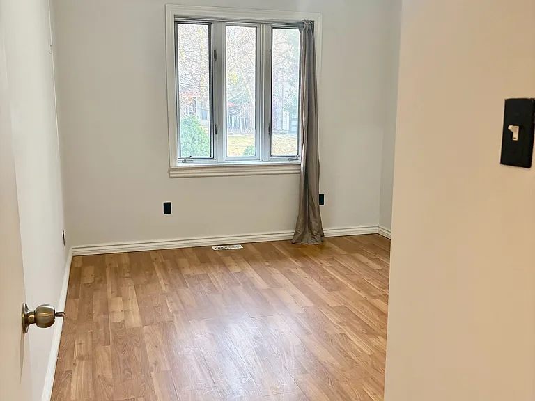 397 Centre St E #MAIN — Photo 10