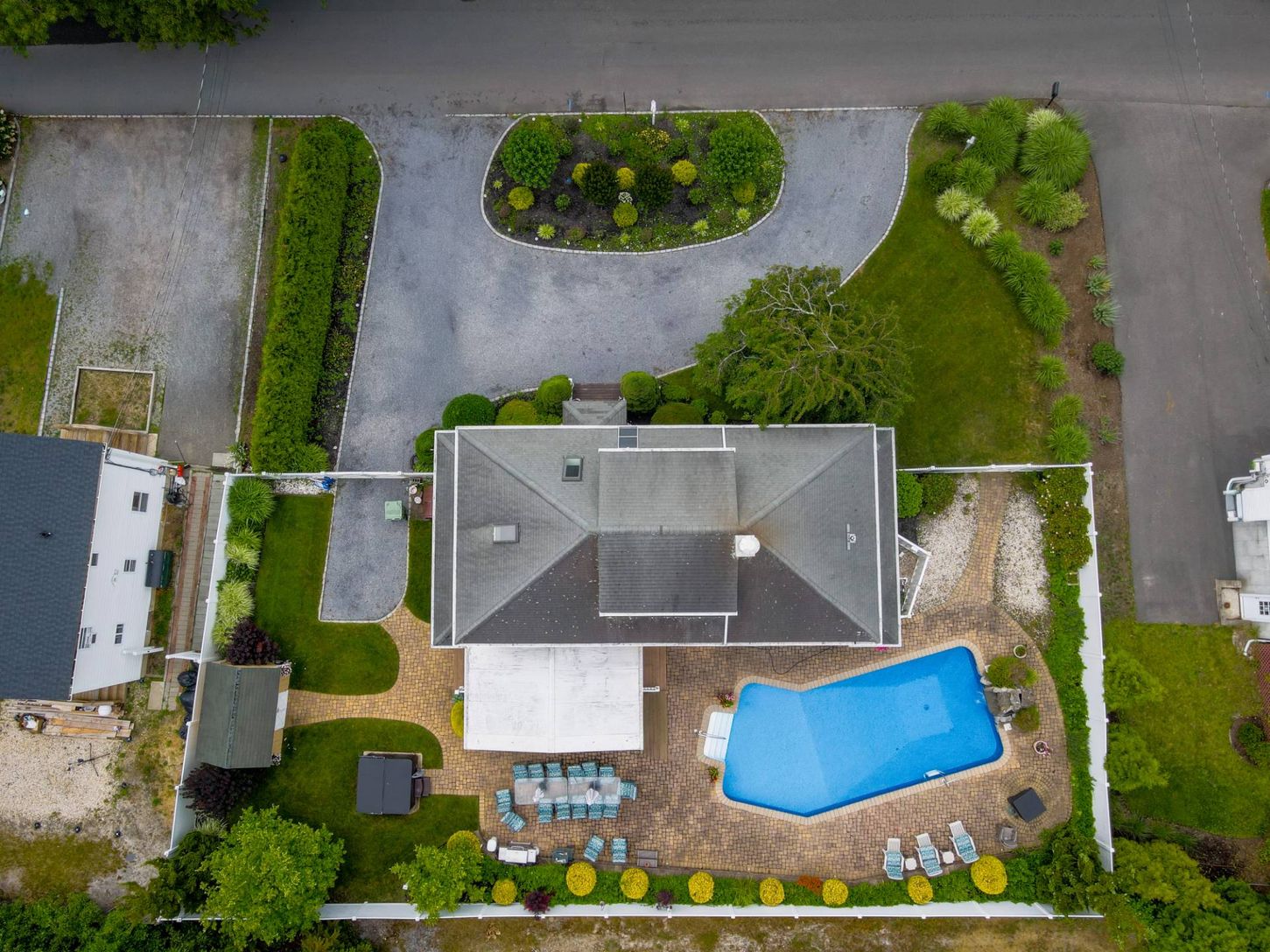 Birdseye view of this meticulously kept Hamptons summer getaway!