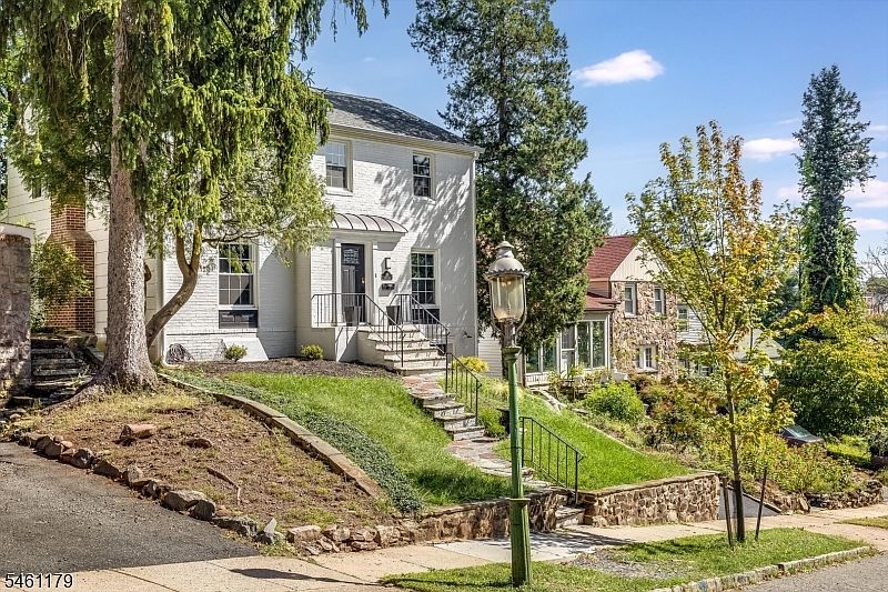 1st image of 211 Conway Ct