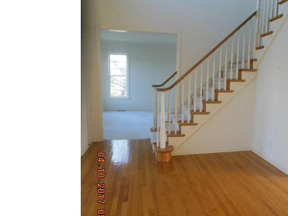 3rd image of 39 Meadowcroft Ln