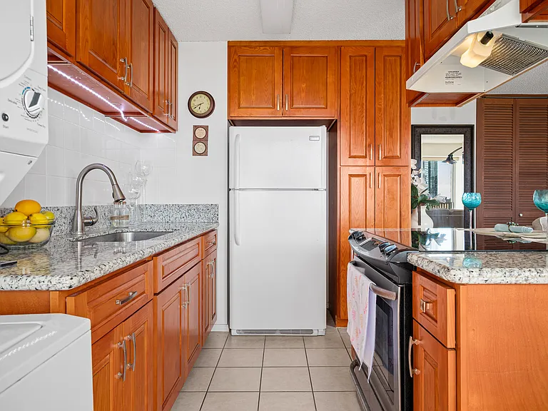 818 S King St #1007 — Photo 8