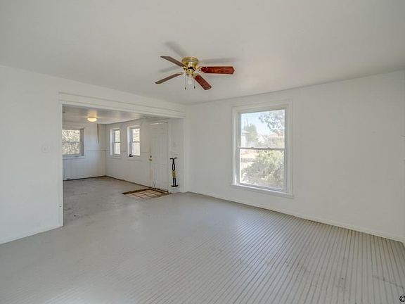 3rd image of 2033 E Routt Ave
