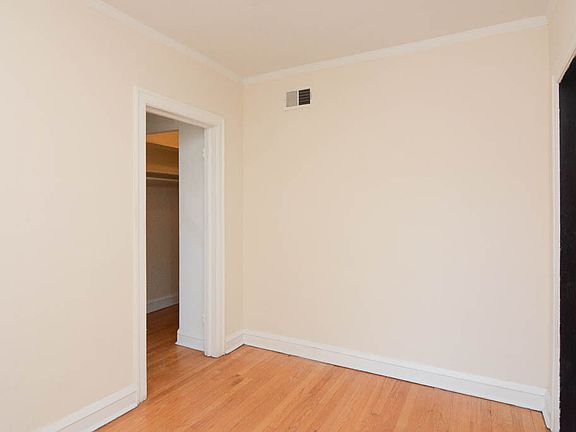 5th image of 1103 W Wellington Ave #4