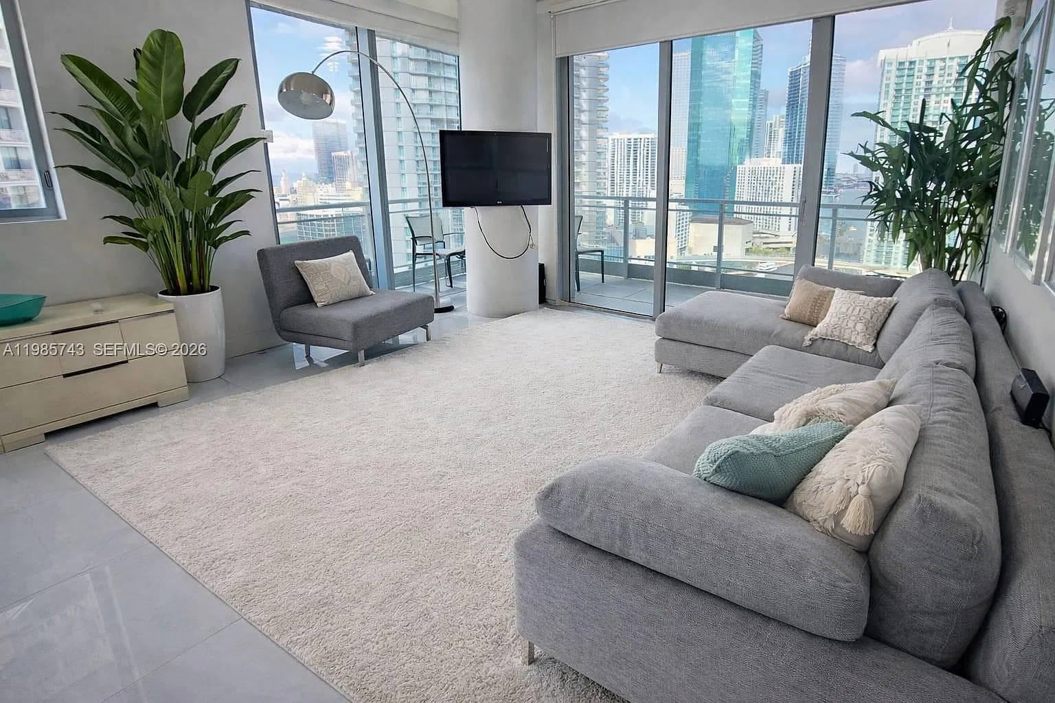 2 bed, 2.5 bath, 1389 sqft, $5,000 — Photo 2