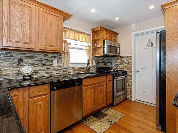 3rd image of 80 Vermont Ave