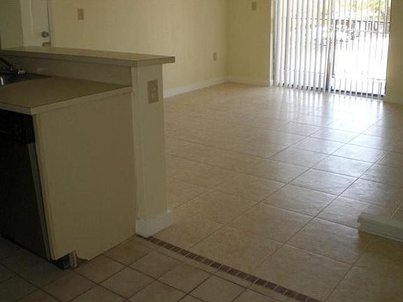 4th image of 200 Palm Cir E