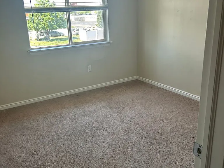 811 S Main St — Photo 3