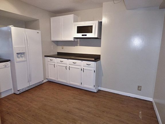 Eat-in kitchen 