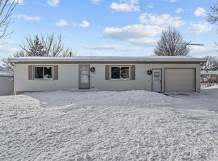 805 1st Ave W, Cascade, IA 52033