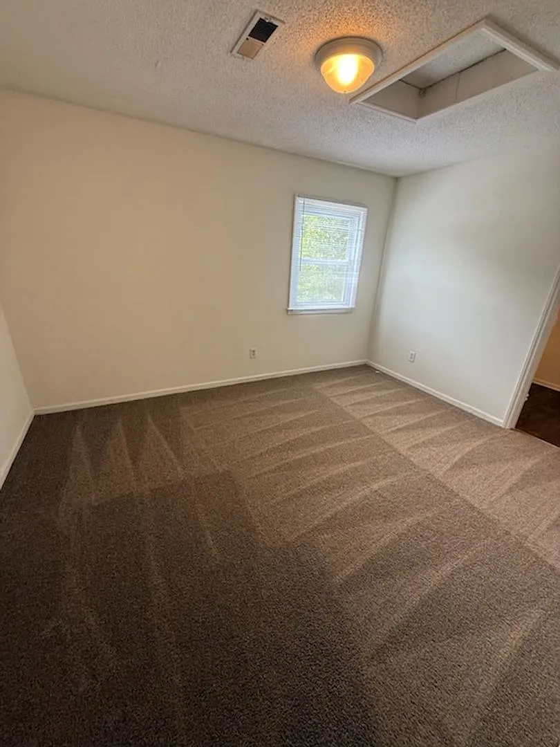 120 W. Presnell St — Photo 4