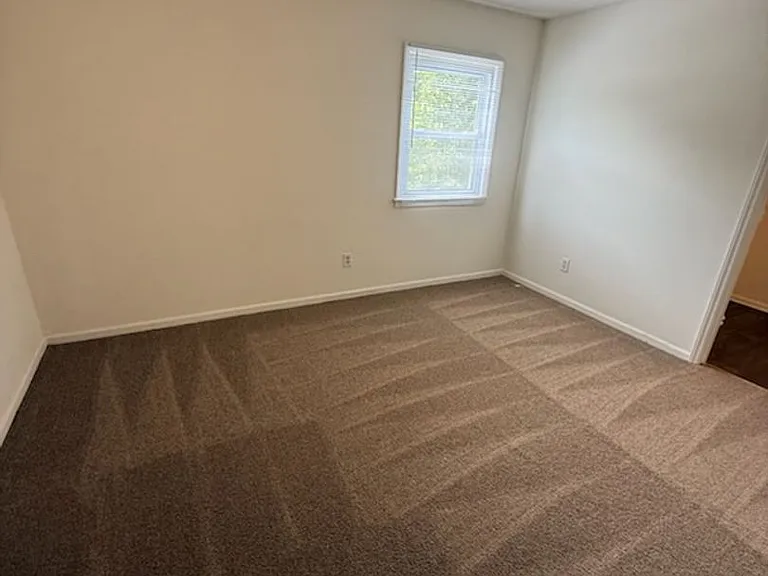 120 W Presnell St — Photo 4