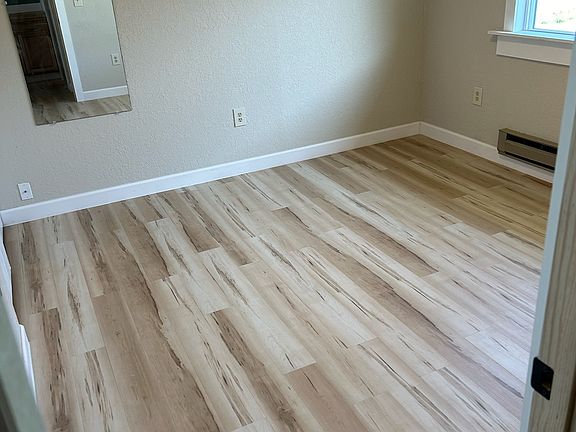 3rd image of 311 Phyllis Cir E