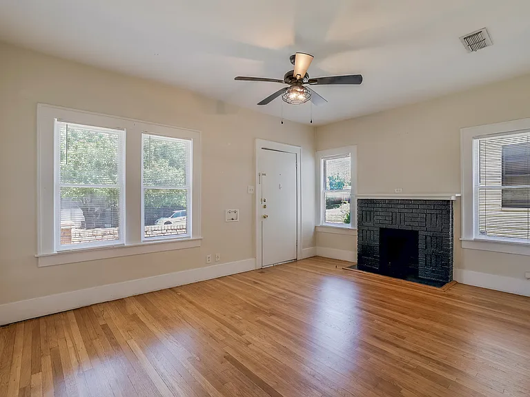 1906 Clover Ln — Photo 9